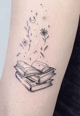 Livres avec croissant de lune, étoiles, feuilles et tatouage de fleurs.