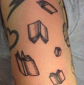 Tatouage de livres.