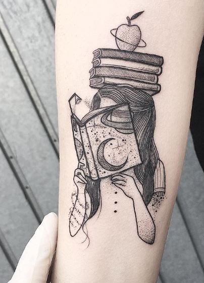 Une fille lisant un livre ayant une pile de livres sur la tête et une pomme au-dessus de la pile de tatouage.