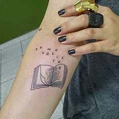 Livre tatouage sur l'avant-bras femme