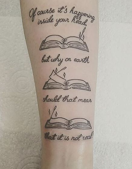 « Bien sûr, cela se passe dans votre tête, mais pourquoi diable cela signifie-t-il que c'est réel » Citation avec trois livres de tatouage ouverts.