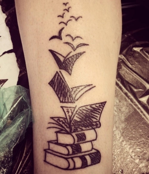 Pile De Livres Avec Tatouage D'oiseaux.