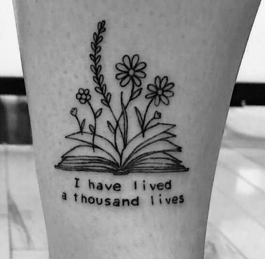 Livre ouvert avec des fleurs qui en sortent Tattoo