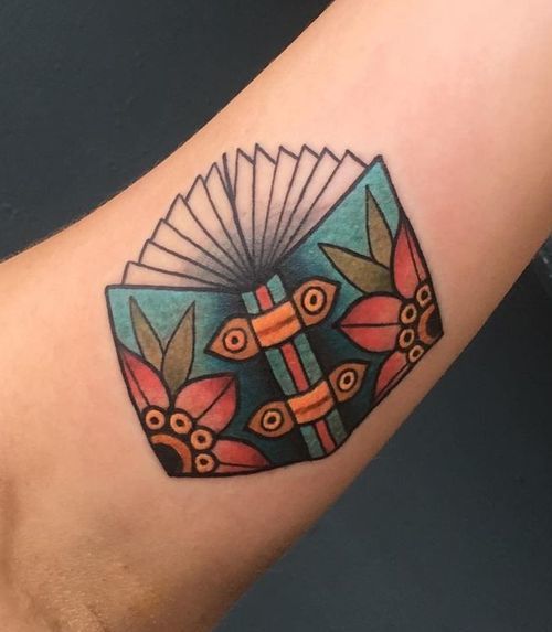 Livre ouvert avec tatouage de pages