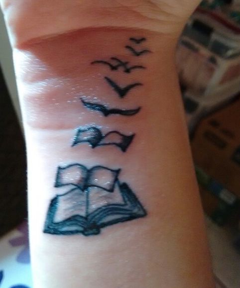 Pages de livre et tatouage d'oiseaux