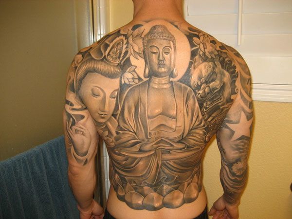 Budistinė tatuiruotė ant vyro nugaros