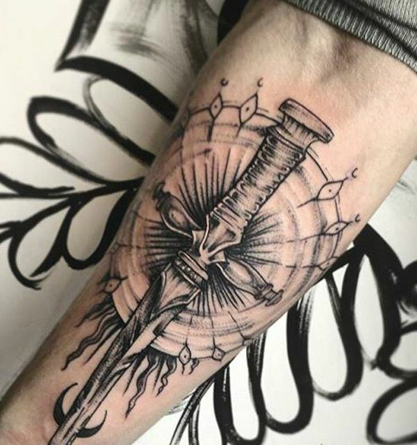 Keltų kardų tikėjimų tatuiruotė vyrams