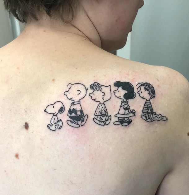Obris Charlie Browna i njegovog prijatelja Tattoo na leđima za žene