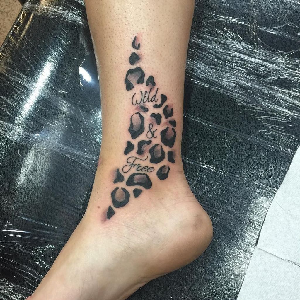 Tatuaggio con stampa ghepardo di colore nero sulla gamba