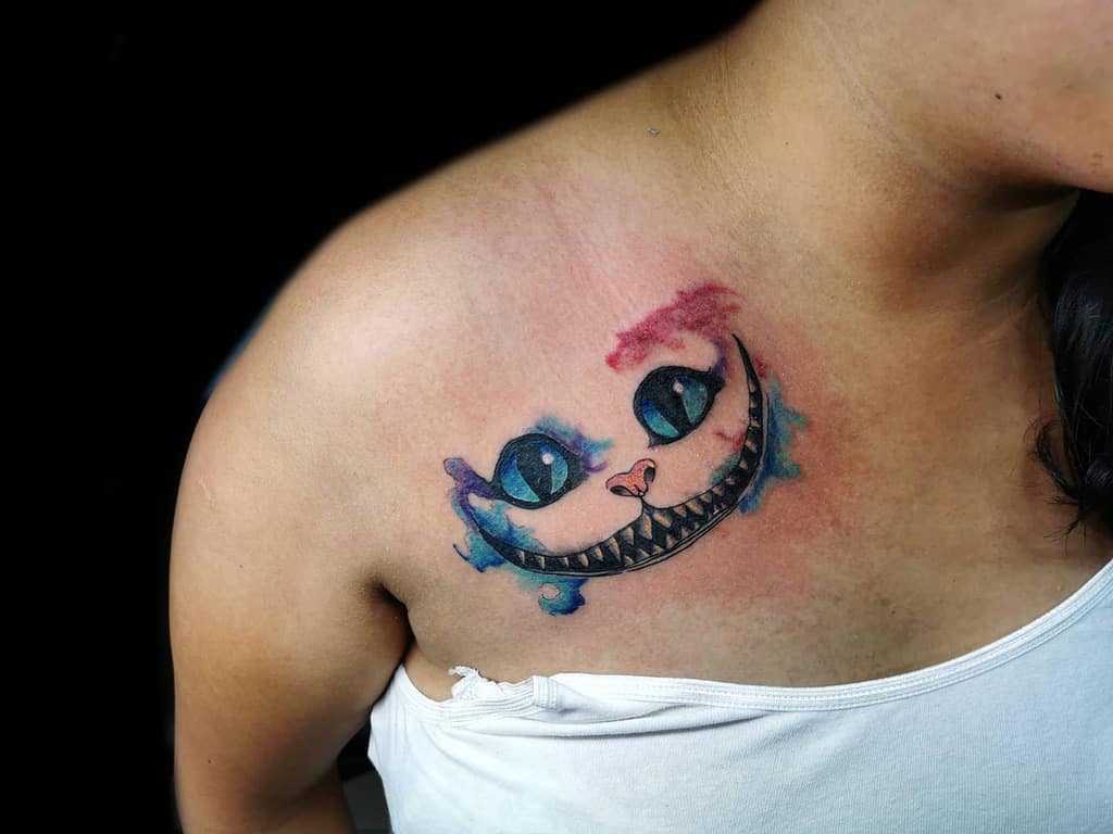 Lepa tetovaža Cheshire Cat na rami za ženske