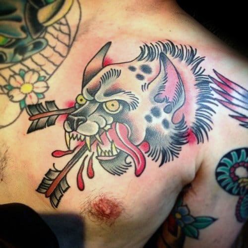 Tatuagem de hiena com flechas