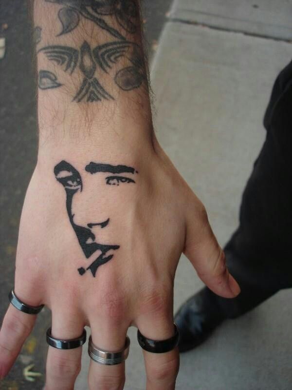 Tetovaža s cigaretami pri roki