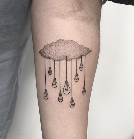 Žarnica Tattoo z oblakom za moške na podlakti