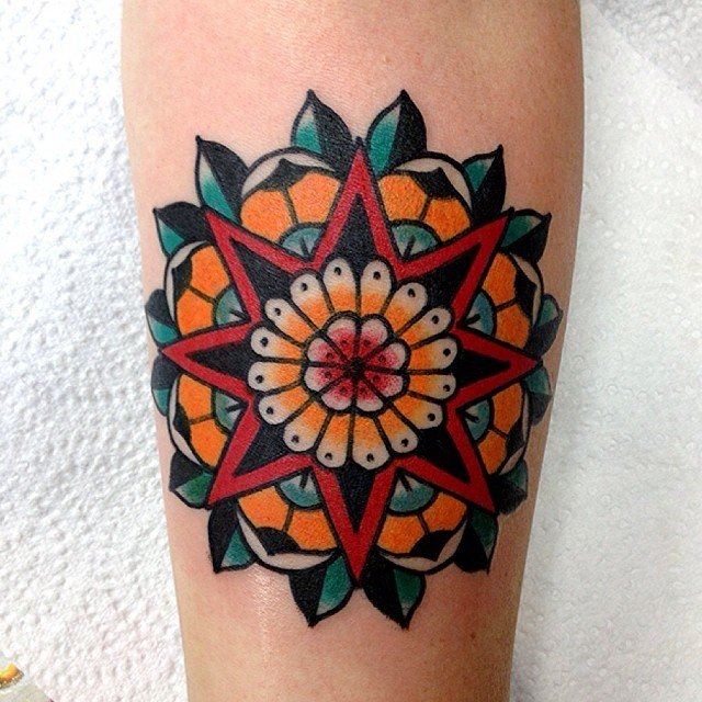 Tatuagem de estrela colorida na perna