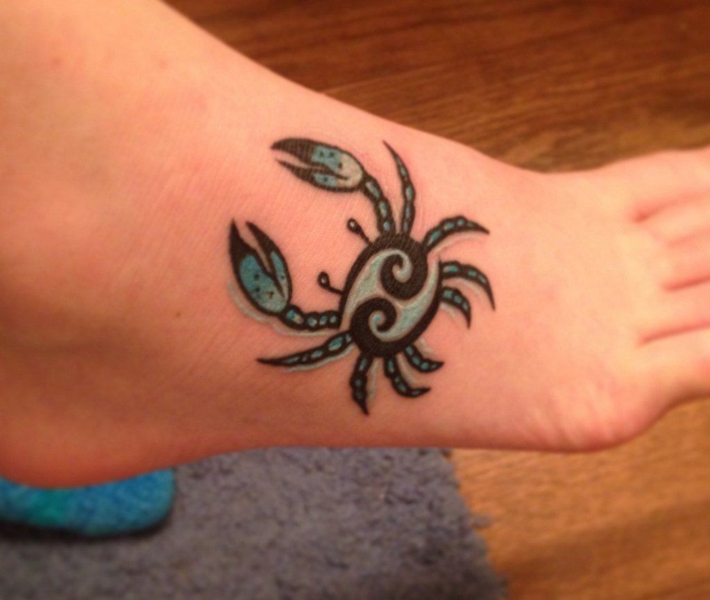 Mėlynojo krabo tatuiruotė ant kojų
