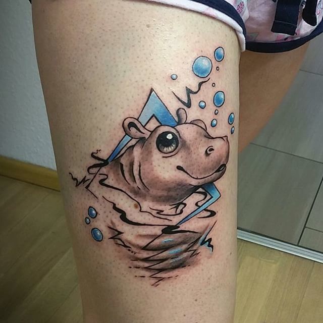 Cute Baby Hippo Tattoo sulla gamba per le donne