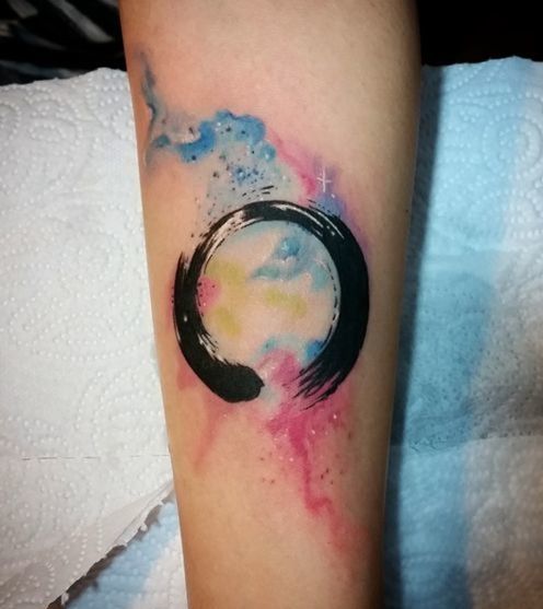 Enso cercle aquarelle tatouage sur la main