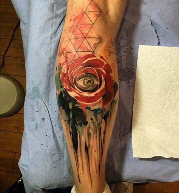 Oko s tetovažom crvene ruže na podlaktici