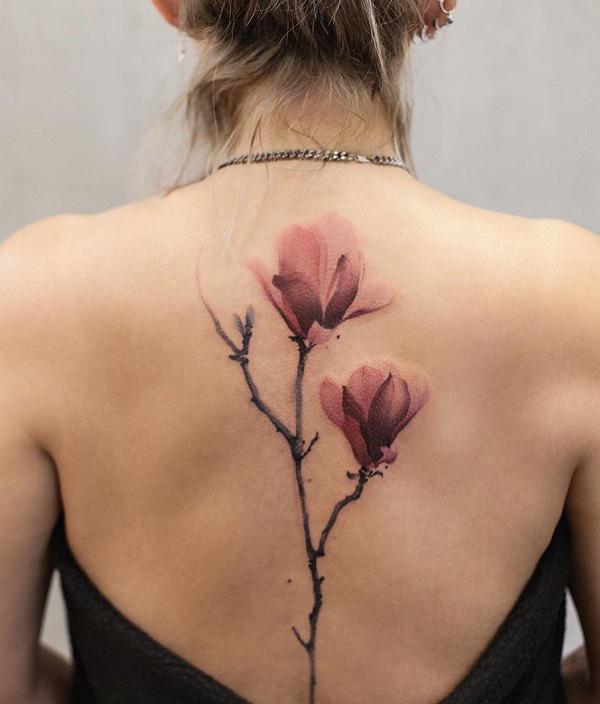Magnolijos tatuiruotė nugaroje moterims