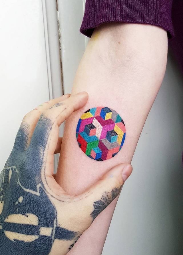 Tatuagem de círculo de cor geométrica para mulheres
