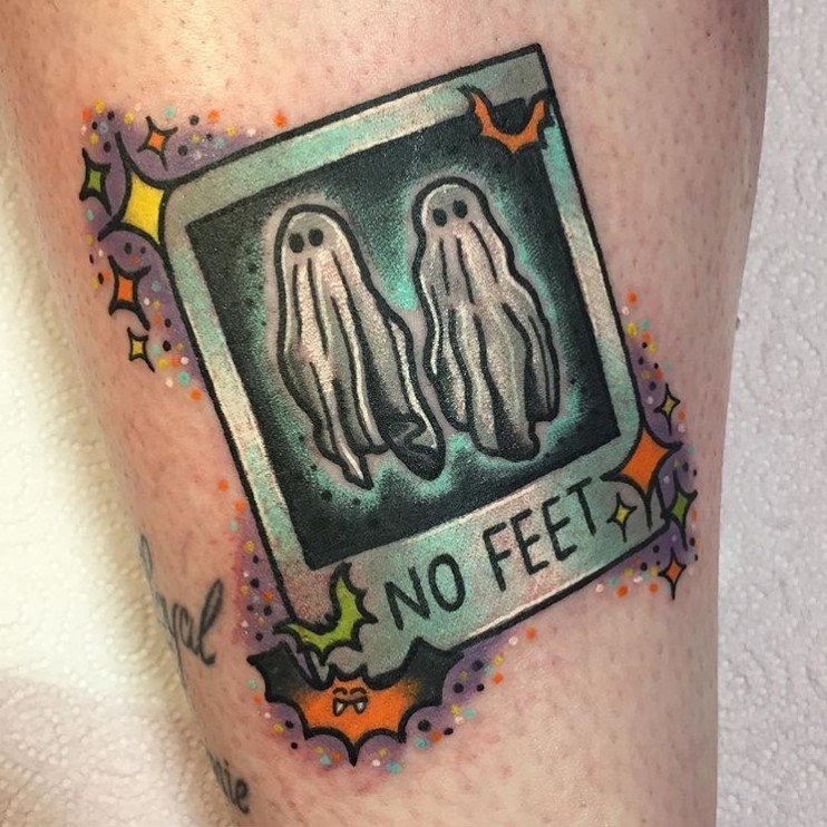 Pas de pieds Ghost Tattooo sur la jambe