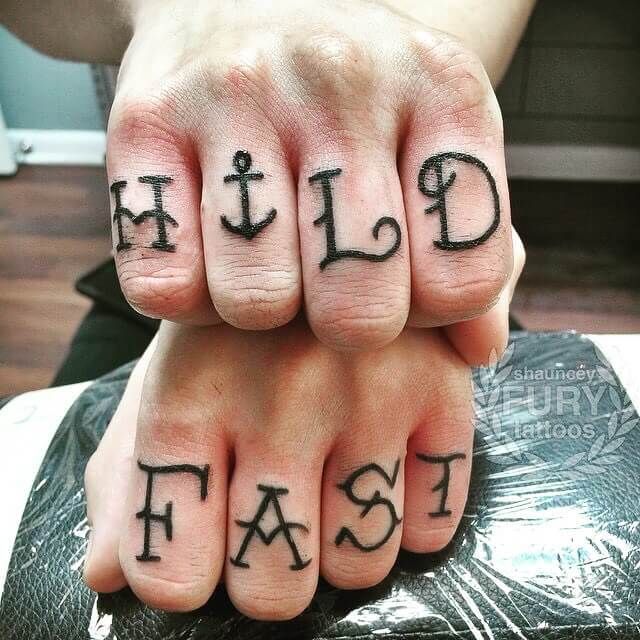 Tenir un tatouage rapide sur le doigt pour les hommes