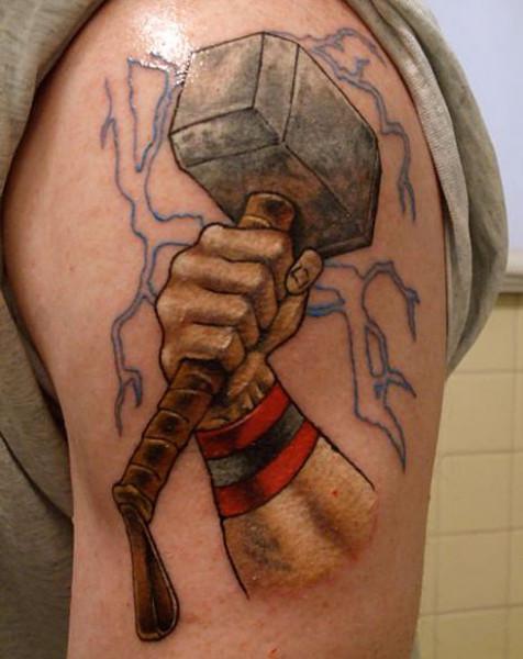 Tetovaža Hammer of Thor na ramenu za muškarce