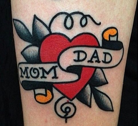 Tatouage De Coeur Avec Maman Papa écrit dessus.