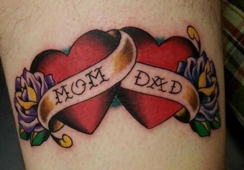 Maman papa écrit sur le tatouage de coeur