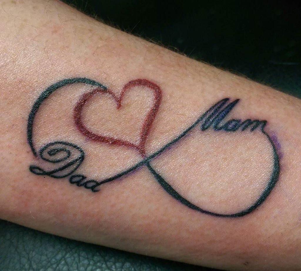 Tatouage De Symbole De L'infini Avec Maman Papa écrit.