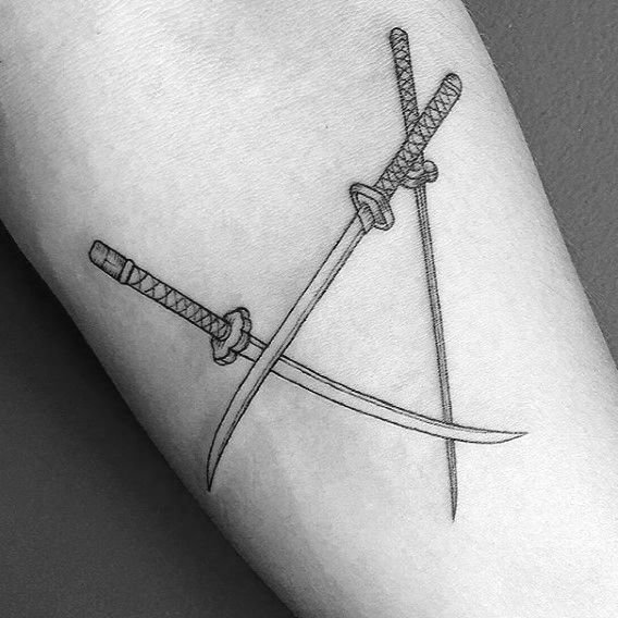 Tetovaža japanskog samurajskog mača pri ruci