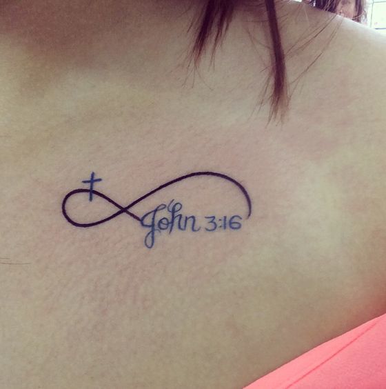 Janez 3:16 tetovaža z neskončnim simbolom in križem na ženski.