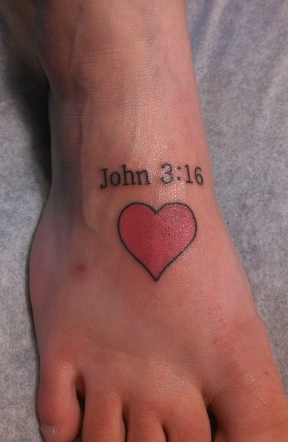 Janez 3:16 s tetovažo srca na nogi.