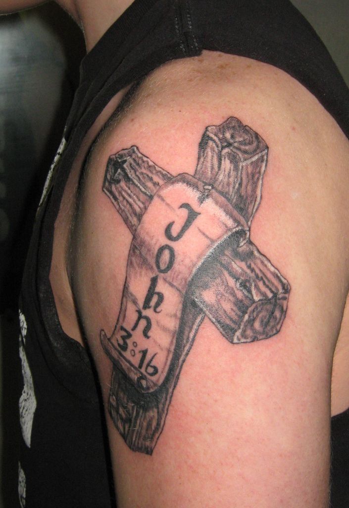 Giovanni 3:16 con tatuaggio croce sulla spalla per uomo.