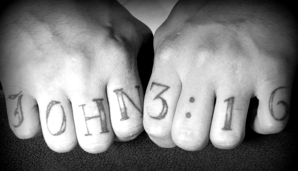 Giovanni 3:16 Tatuaggio sulle dita.
