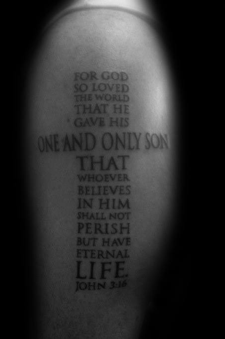 Janez 3:16 Verz Napisano v obliki križne tetovaže na rami.