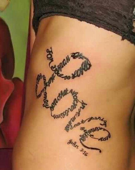 Giovanni 3:16 Versetto tatuaggio sul lato di una donna.