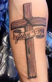 Giovanni 3:16 Tatuaggio con croce sulla mano.