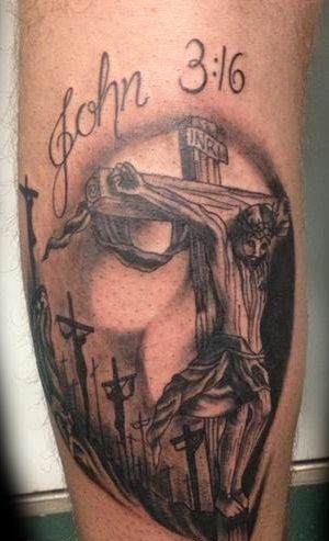 Janez 3:16 s križno tetovažo.