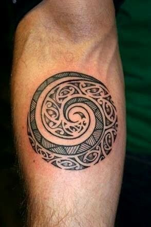 Koru maorių tatuiruotė ant rankų