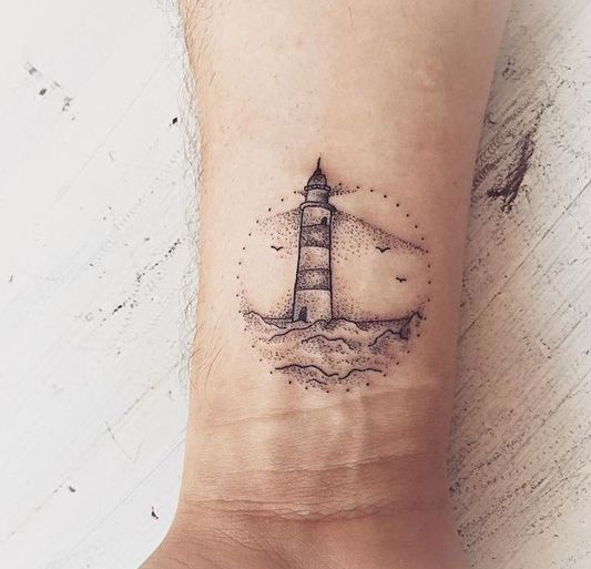 Tatouage phare au poignet pour les parents.