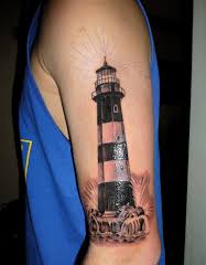 Tatouage de phare à portée de main.