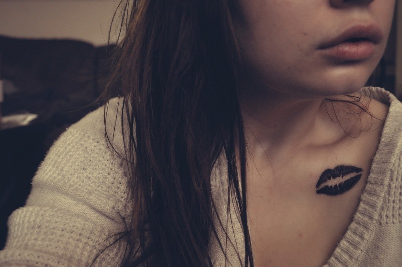 Tatuagem elegante de lábio no ombro para mulheres