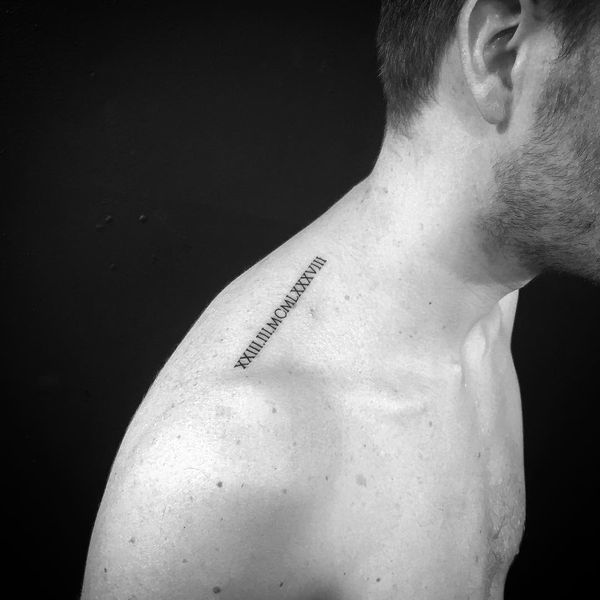 Odvažna tetovaža rimskog broja na ramenu za muškarce