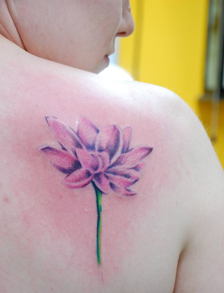 Tatouage de lotus sur le dos d'une femme