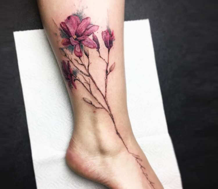 Magnolijos tatuiruotė ant kojų moterims
