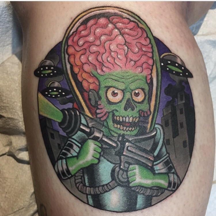 Tatuaggio alieno Mars Attacks sulla gamba