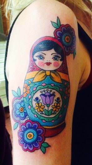 #tatouage poupée russe sur l'épaule d'une fille