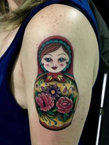 tatouage poupée matriochka sur épaule femme