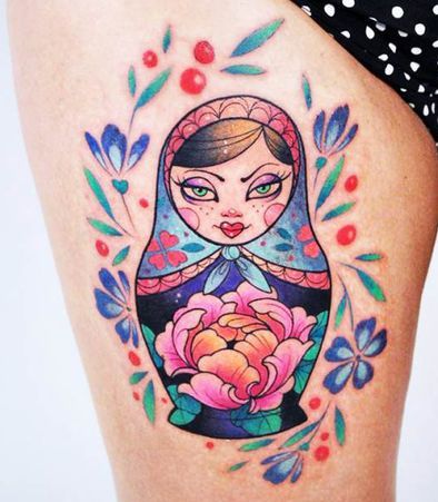 Tatouage de poupée matriochka sur la cuisse